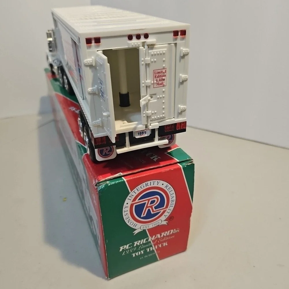 P.C. RICHARD & SON 1999 18-WHEELER FREIGHT TAYLOR MADE TRUCK 1:32 COIN BANK